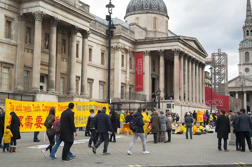 图1-4：二零一六年四月二十四日，英国法轮功学员在位于伦敦市中心的鸽子广场（Trafalgar Square）举行活动，纪念四二五和平上访十七周年。