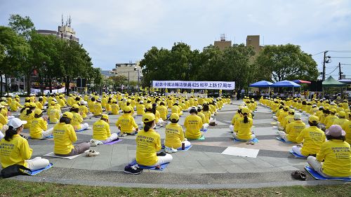 图1：二零一六年四月二十四日，台湾中部部分法轮功学员聚集于台中市葫芦墩公园，举办纪念四二五和平上访十七周年的集会。