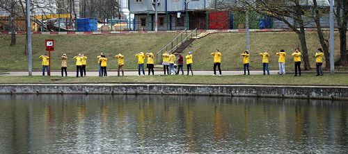 图1-3：二零一六年四月二十五日，莫斯科法轮功学员来到中领馆前集体炼功，纪念四二五法轮功学员和平大上访十七周年。