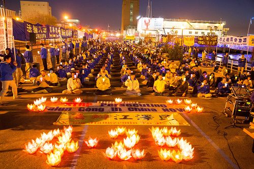 图6-8：夜幕降临时，他们点燃了莲花灯烛，悼念十七年来被中共当局非法迫害致死的法轮功学员。