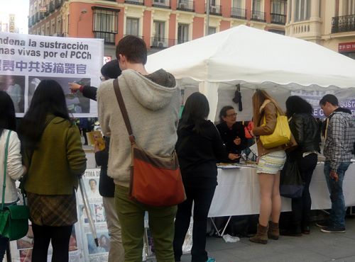 图5-7：法轮功学员在马德里市中心最繁华的Callao广场举办反迫害征签活动，民众踊跃签字声援法轮功。