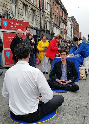 图4：六个月前刚到爱尔兰的法国人托马斯当场学炼法轮功，和法轮功学员一起打坐了三十分钟，感觉到能量经过身体。