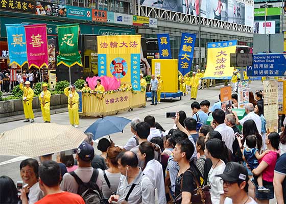 香港游行庆祝法轮大法日 大陆游客感叹