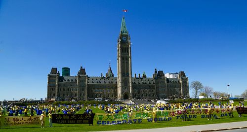 图1-3：加拿大东部法轮功学员在首都渥太华国会山前庆祝法轮大法洪传二十四周年