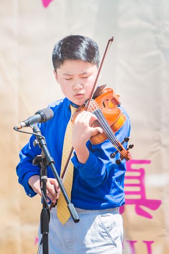 图7：十三岁的小弟子李缘缘已经可以驾驭高难度小提琴曲。