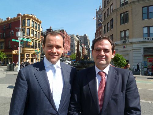 图10：一家国际投资银行总裁Iliya Zogovic（左）和该银行国际部主席Enrique Quemada非常高兴在纽约市中心看到法轮功集体炼功。