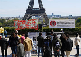 巴黎人权广场 游人签名支持法轮功