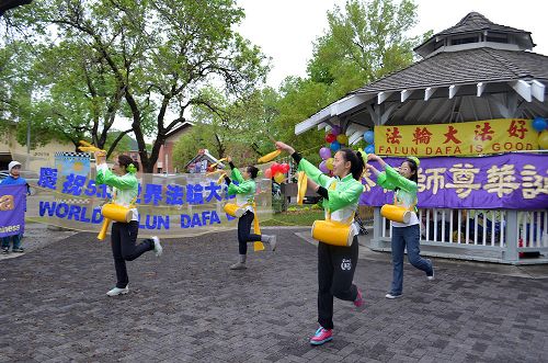 图2：法轮功学员表演腰鼓舞《天韵舞春风》，庆祝世界法轮大法日。