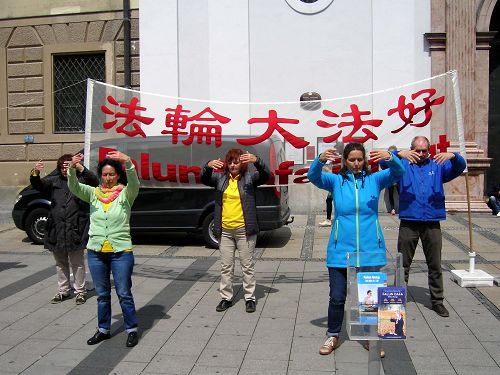 法轮功学员在慕尼黑市中心圣米歇尔教堂前展示功法