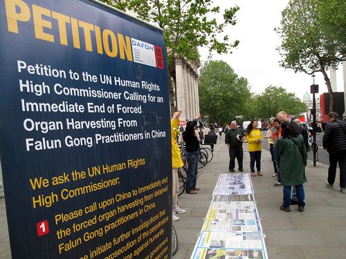 图1-2：二零一六年五月二十一日，英国法轮功学员在位于伦敦市中心的圣马丁广场（St. Martin Place）开展讲真相活动
