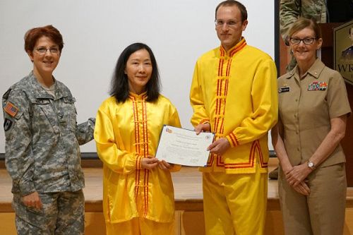 图3：美国军队医学研究所颁发法轮功学员褒奖。（左起：兰塔（Renta ）上校， 姚博士，尼克（Nicholas Zifcak），李奇诺夫斯基（Rychnovsky）上校）