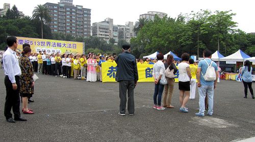 图5：许多中国游客驻足观看法轮功学员的庆祝活动。