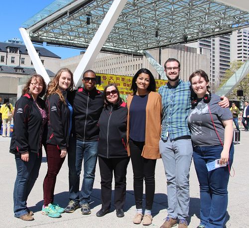 图8：大学老师Wendolin Munroe （中）带着76个大学生组成的大学生旅游团，当天正好来到多伦多参观，学完功法后表示感谢。