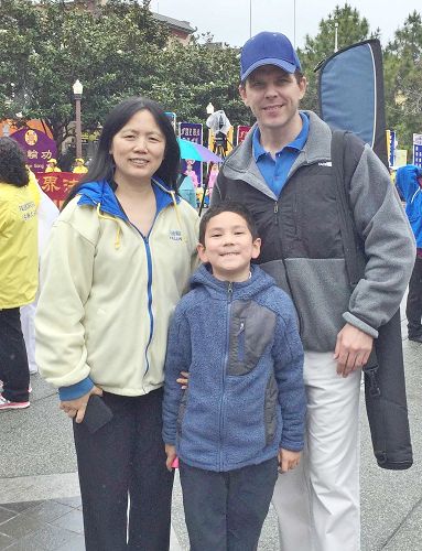 图4：北大才女王枫与先生和儿子一起参加旧金山庆祝“五一三”活动。
