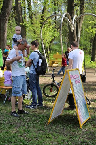 图6：莫斯科库斯明克公园里，游客阅读法轮功真相展板