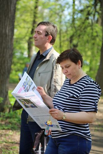 图8-9：莫斯科库斯明克公园里，游客阅读法轮功真相资料