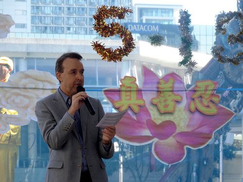 图7：著名人权律师凯瑞•戈尔向李洪志师父表达感激，祝全世界的大法弟子节日快乐。