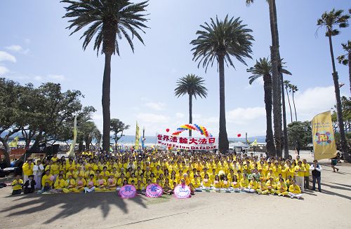 图5：五月八日，洛杉矶学员在圣莫妮卡码头公园欢庆世界法轮大法日，祝师父节日快乐。