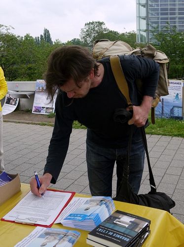 法国学生公民电台的记者Nicolas签字反活摘