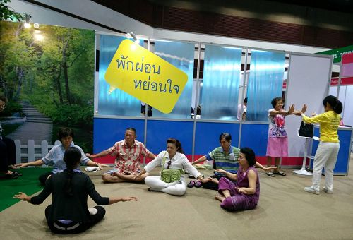图1-3：二零一六年泰国健康博览会上，民众现场学炼法轮功。