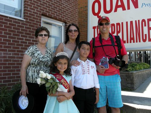 足科医生Carlos Sousa先生和太太带着孩子们和母亲（后排左）一起观看游行。