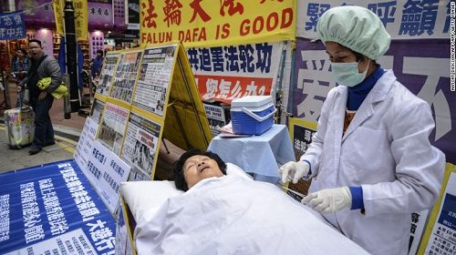 法轮功学员在香港购物区模拟中共活摘器官