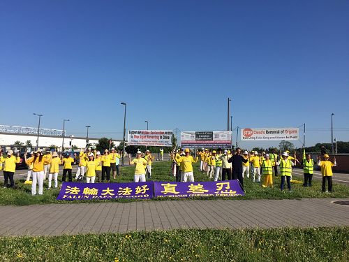 欧洲十三个国家的部分法轮功学员在法国斯特拉斯堡欧洲议会大厦前，呼吁议会采取行动制止活摘