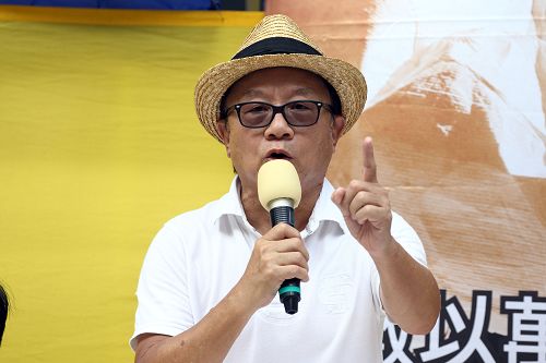 图四：保卫香港自由联盟发言人韩连山指责梁振英政府追随中共恶党欺压香港及法轮功。