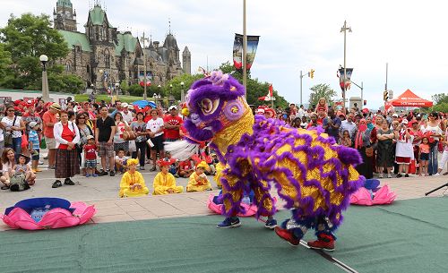 法轮功学员表演舞狮，与加拿大民众同庆节日