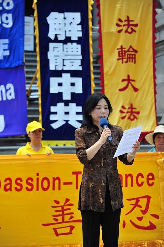 图9：七月二十日，温哥华退党服务中心方女士在集会规劝所有中国人：不要等、不要犹豫，退出中共党、团、队，选择与邪恶决裂、与善良同行。