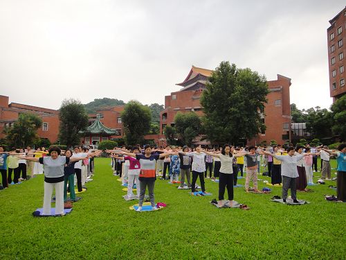 来自全台及金门、澎湖外岛等地的区辅导员，参加在台北剑潭青年活动中心举办的学法交流，早晨集体炼功。