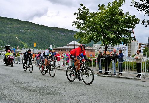 图1：第四届挪威北极自行车赛于二零一六年八月十三日，在挪威北部城市Mo i Rana经过。