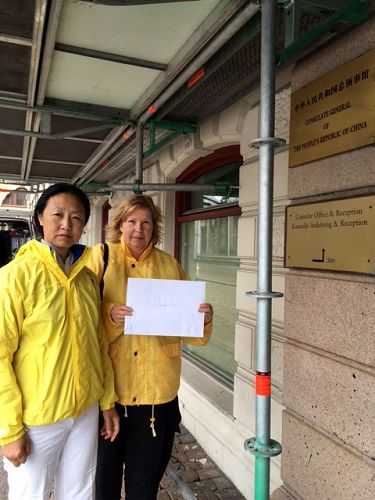瑞典法轮功学员向中领馆递交了一封公开信，敦促中国政府立即重发护照给王治文，还他自由。