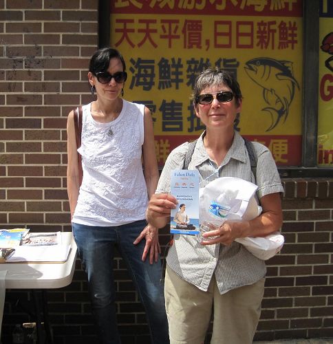 '图2：来自西雅图市的华盛顿大学电影学教授Claudia Gorbman女士（右）在“反强制活摘器官”征签表上签名后留影'