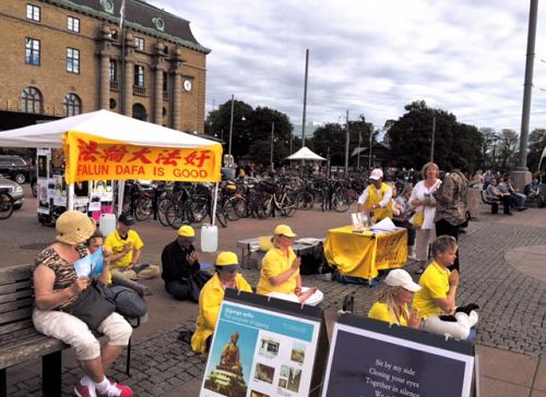 二零一六年八月十六日至二十一日，在哥德堡文化节期间，法轮功学员在哥德堡市中心的皇后广场上传播法轮功的真相。祥和的场面吸引民众驻足、并进一步了解法轮功。