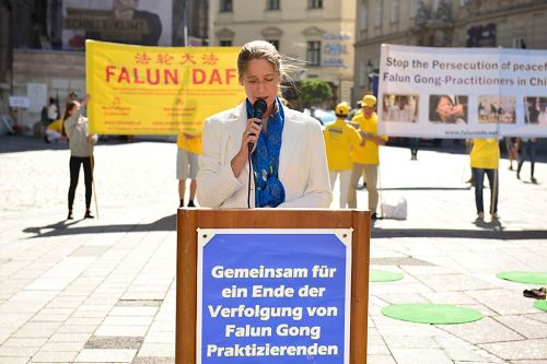 '图1：欧洲部份法轮功学员在维也纳的史蒂芬大教堂广场集会，揭露中共活摘法轮功学员的罪恶，并呼吁共同制止迫害。'