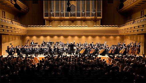 图1：九月十五日下午两点，神韵交响乐团在日本东京歌剧院音乐厅展开亚洲首演。