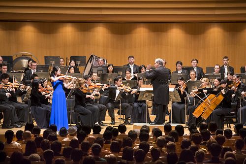 图2：九月十五日下午两点，神韵交响乐团在日本东京歌剧院音乐厅展开亚洲首演，图为小提琴演奏家郑媛慧的演出。