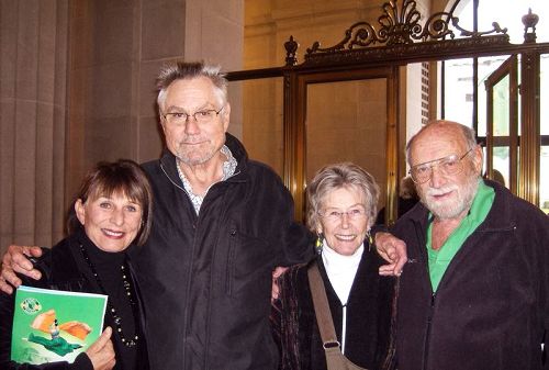 '图12：Lawrence Jordan（左二）和妻子及友人观看了神韵纽约艺术团一月二日下午在旧金山的演出。'