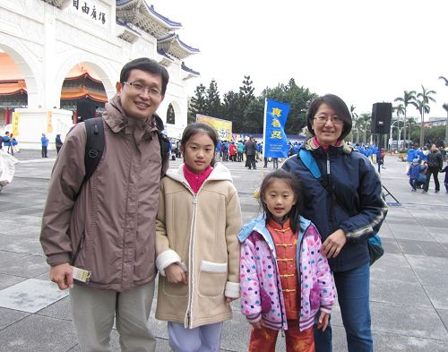 '图8：中医师庄滨鸿带着女儿和尚未修炼的妻子一起向师父拜年，恭祝师尊新年好！'
