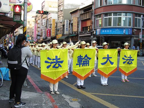 图1-3：台北市大同区法轮功学员应邀参加跨年嘉年华活动、受到热烈赞誉及欢迎。