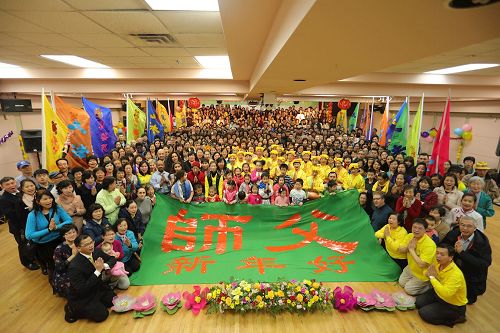 '图1：中国新年将近，二零一六年一月二十二日，纽约部份法轮功学员汇聚在相聚法拉盛台湾会馆向李洪志师父拜年。'