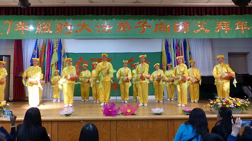 '图2-5：中国新年将近，二零一六年一月三十日，部份纽约法轮功学员汇聚在法拉盛的台湾会馆举办庆祝活动，给李洪志师父拜年。'