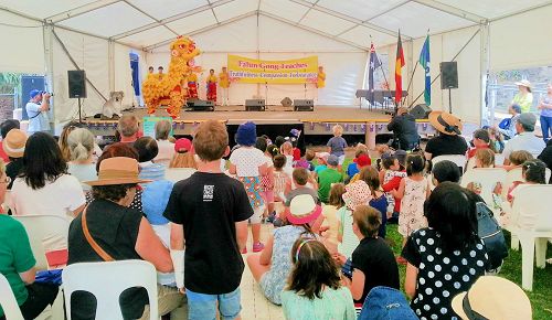 '图：法轮功学员参加悉尼北部的顾林凯市议会举行的国庆日社区庆典，他们的表演受到观众欢迎。'