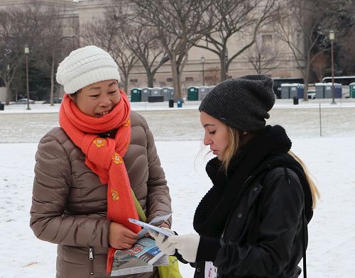 '图01：二零一七年一月七日下午，华府法轮功学员李女士在美国国家广场向过往游客传递真相。'