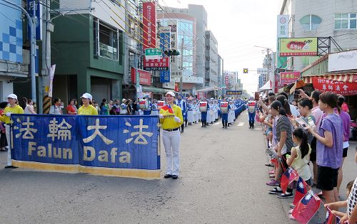 图1-4： 天国乐团再次受邀参加彰化县的双十节庆典，在和美镇的街道上表演，受到民众的喜爱。