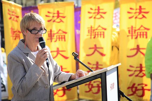 '图2：奥斯塔丽女士在集会上发表题为“支持中国法轮功学员”的演说。'