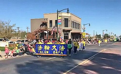 二零一七年十一月十八日，来自大凤凰城地区的法轮功学员首次参加 “吉尔伯特日”游行。
