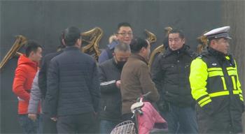 香河法院门前的便衣和警察