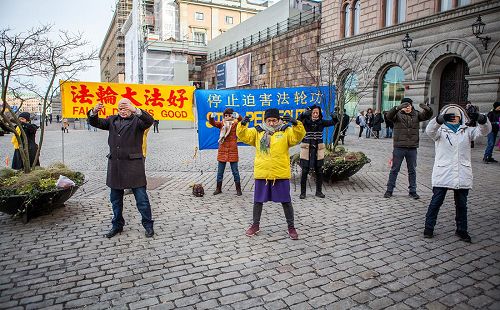 '瑞典法轮功学员在钱币广场上举办法轮大法信息日活动'